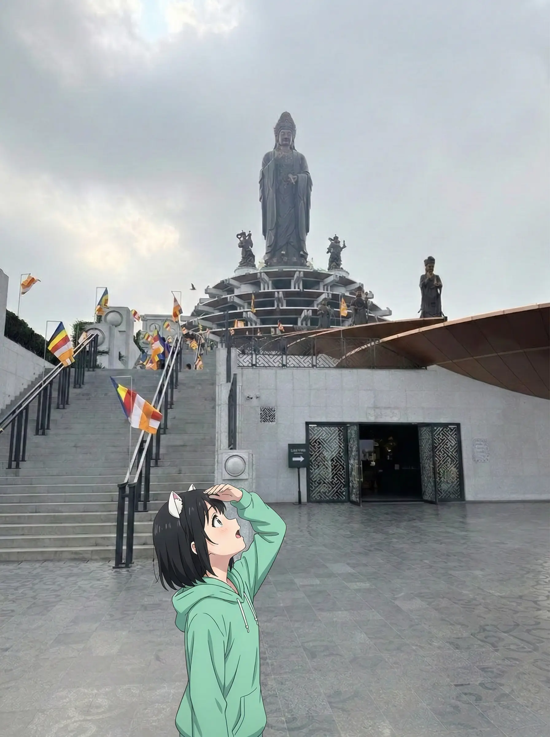 Bé Mi trước tượng Phật Bà 72m