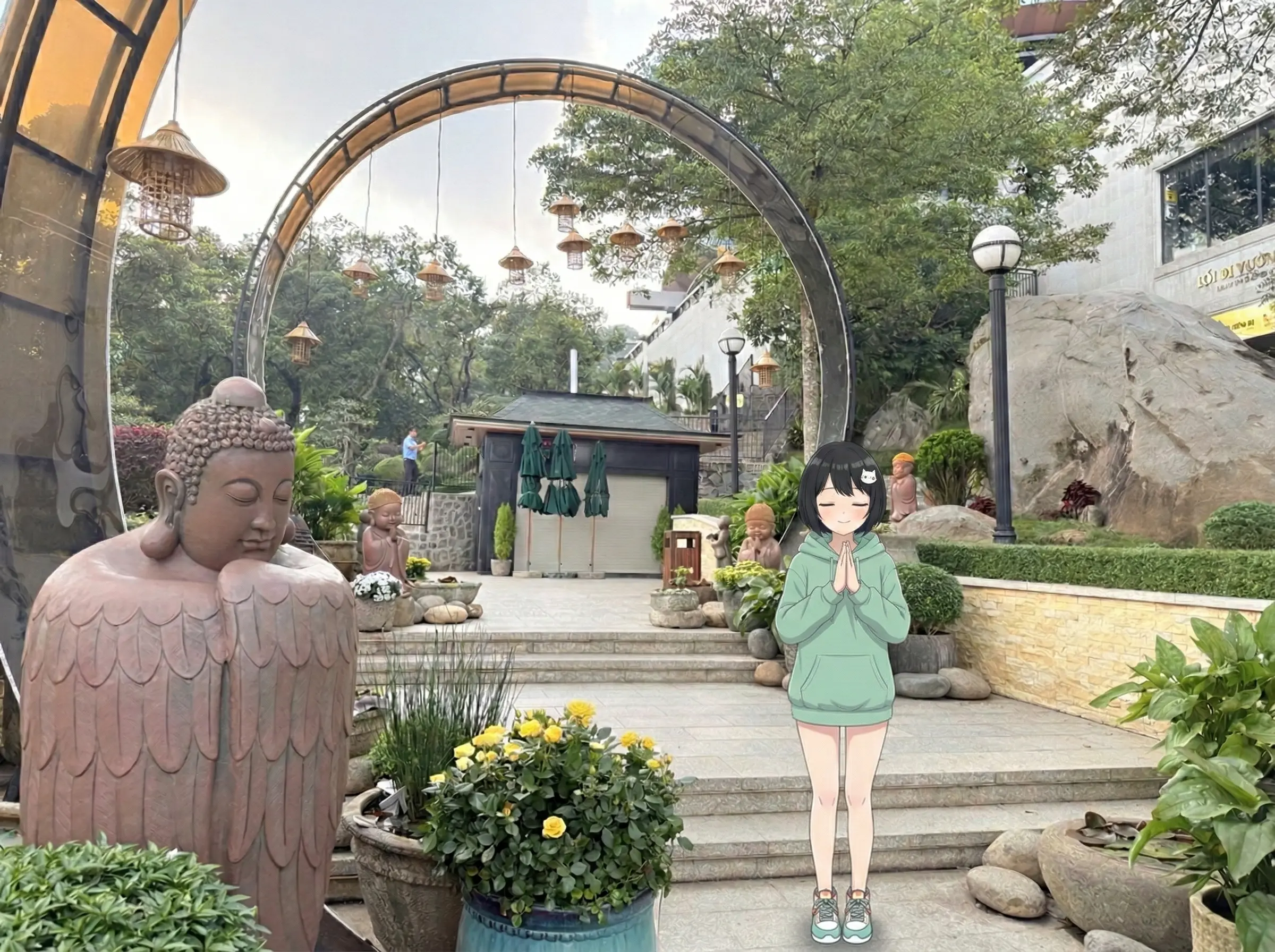 Bé Mi chắp tay tại khu vườn Phật