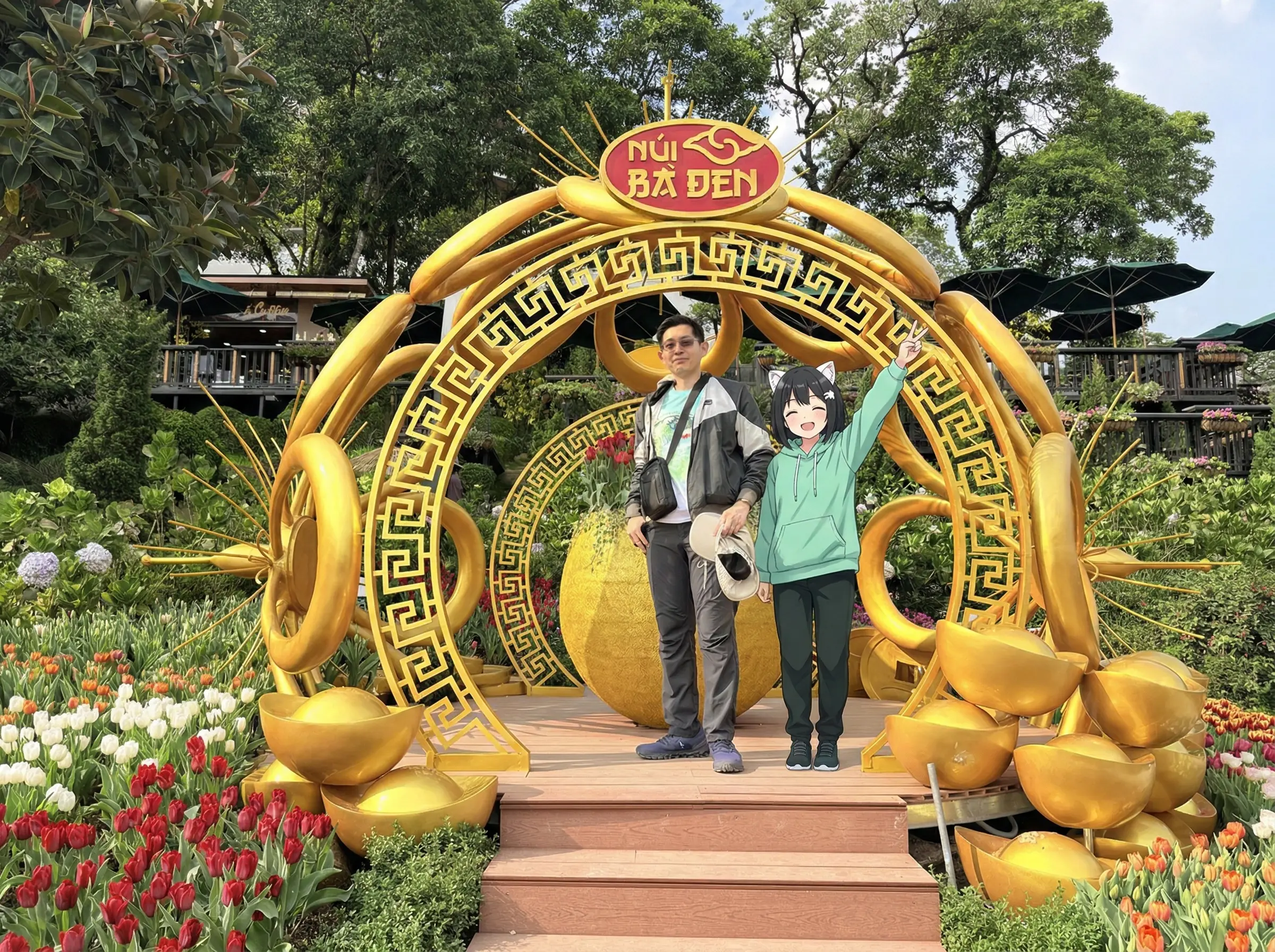 Bé Mi và Ba tại cổng vàng Núi Bà Đen