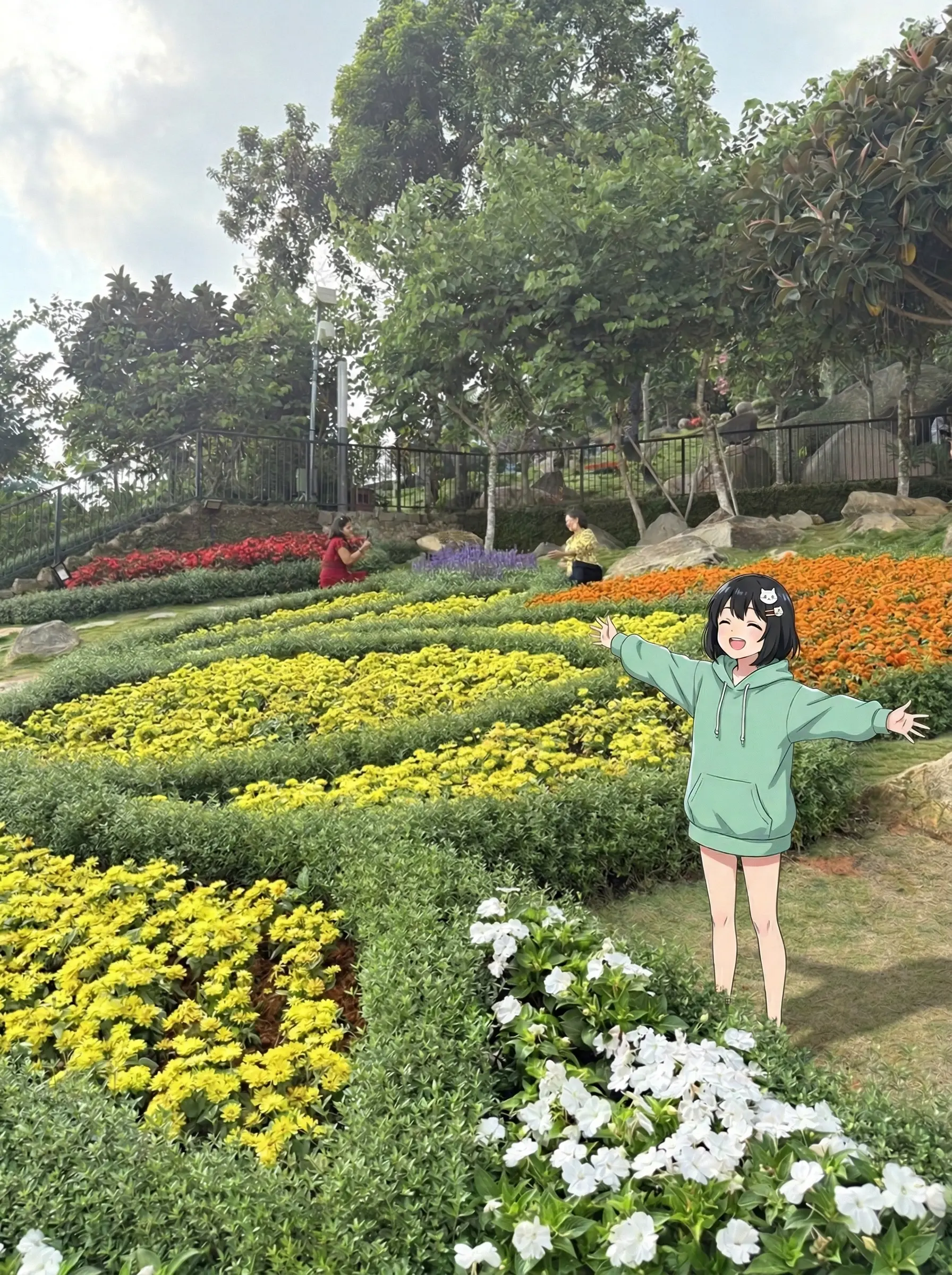 Bé Mi dang tay trong vườn hoa sắc màu