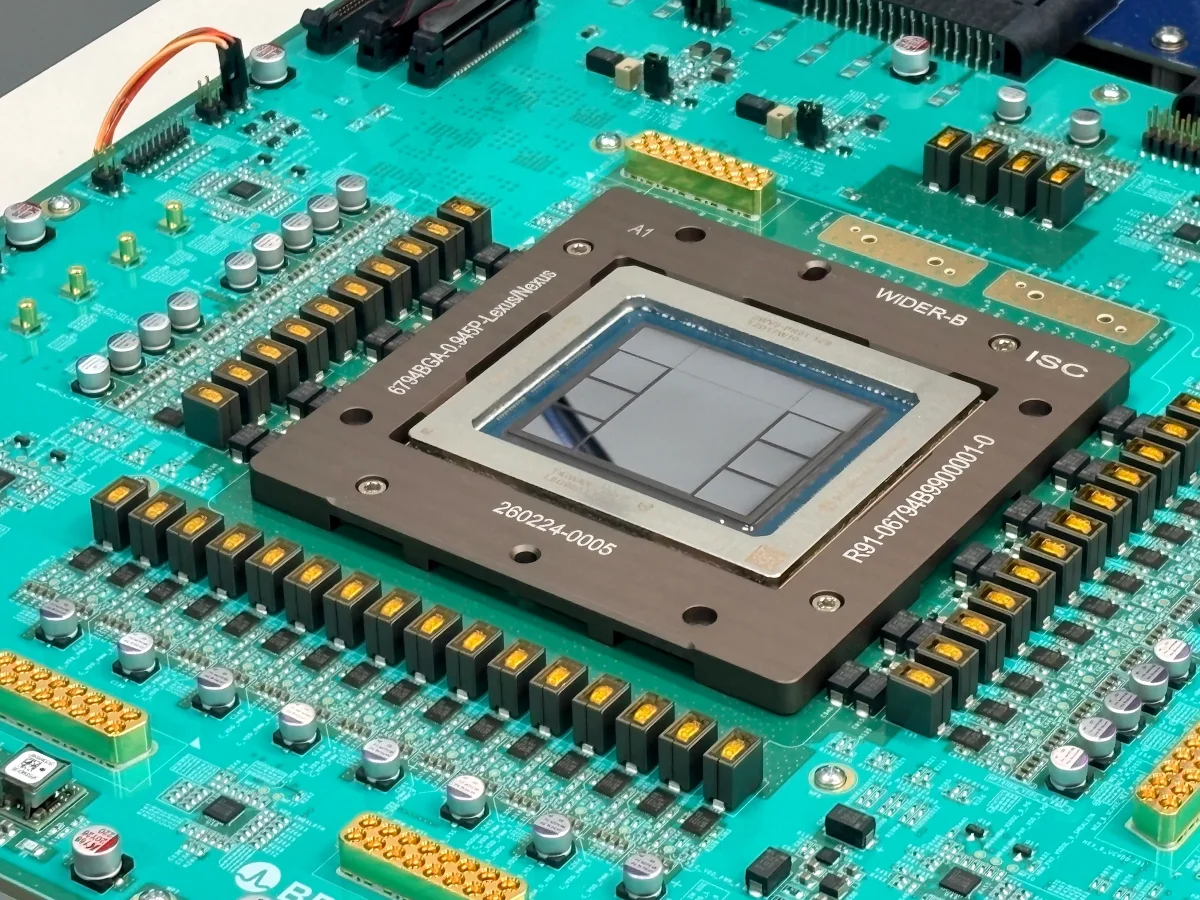 Cận cảnh chip inference Jalapeño trên bo mạch. Hình do OpenAI công bố trong bài kết quả đầu tiên của Jalapeño.
