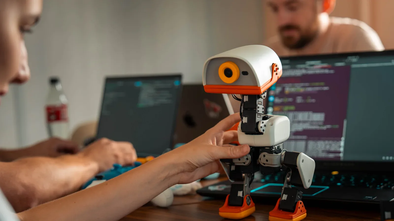Microduck được cầm trên tay giữa bàn làm việc