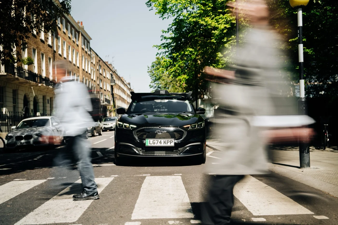 Xe Ford Mustang Mach-E dùng Wayve AI Driver trên đường phố London